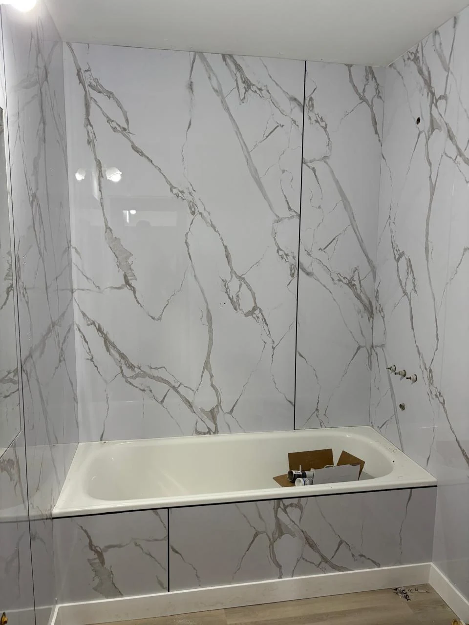 Frente de la bañera revestido en Calacatta blanco
