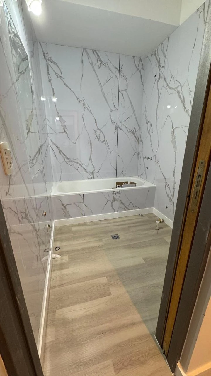 El mismo baño terminado en placa PVC Calacatta blanco
