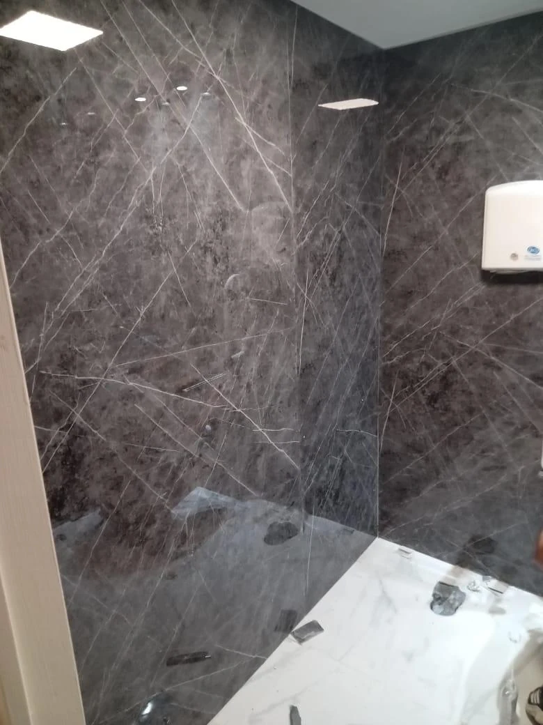 El mismo baño terminado en placa PVC gris oscuro