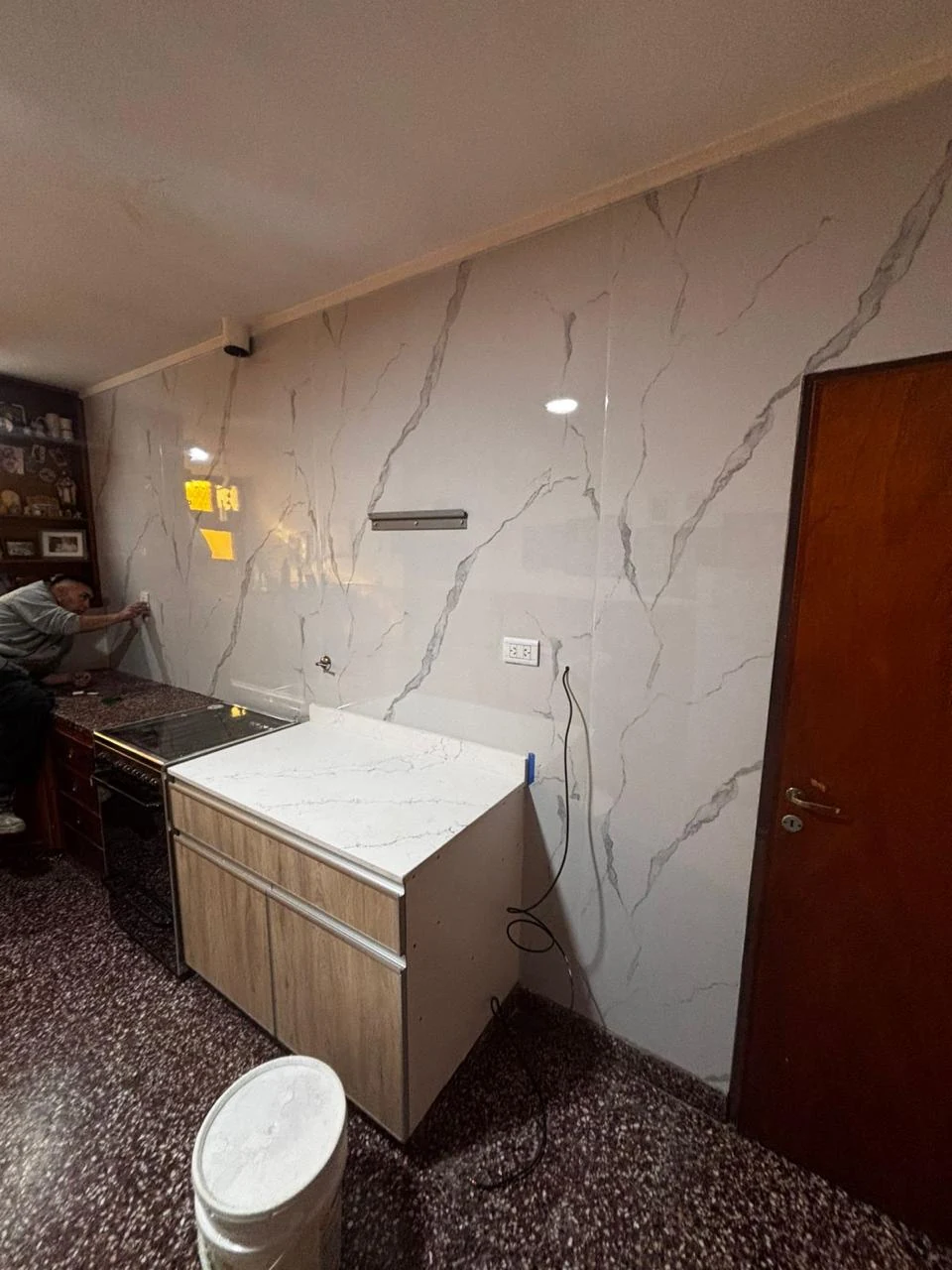 La cocina terminada en placa PVC Calacatta blanco