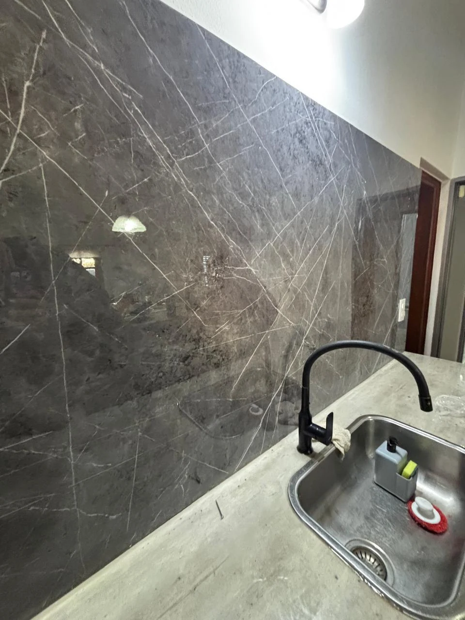 Pared de la mesada revestida en placa PVC gris oscuro